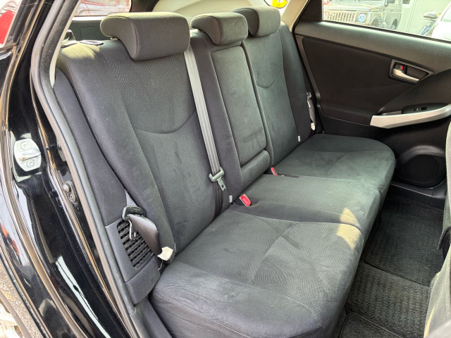 �Z�J���h�V�[�g�͑�l��l������Ă��\���ȃX�y�[�X���m�ۂ���Ă���܂�