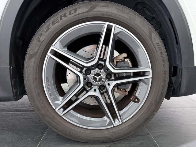 純正19インチ・AMG5ツインスポークアルミホイール。タイヤも7分山以上残っております。弊社では輸入車・国産車問わず下取り・買取査定も承りますので、お気軽にご相談下さい。