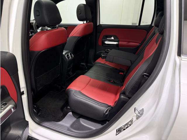 使用感の殆ど無いコンディションの後部席。後席専用のUSB・Cソケットやアームレスト兼用ドリンクホルダーなども備わっておりますので、快適なドライブをお楽しみ頂けます。