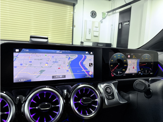 10.25インチの液晶画面にマルチメディアシステムタッチパッドが備わったMBUX(メルセデス・ベンツユーザーエクスペリエンス)は車両の様々な機能をより直感的に操作できるインフォメイトシステムです。