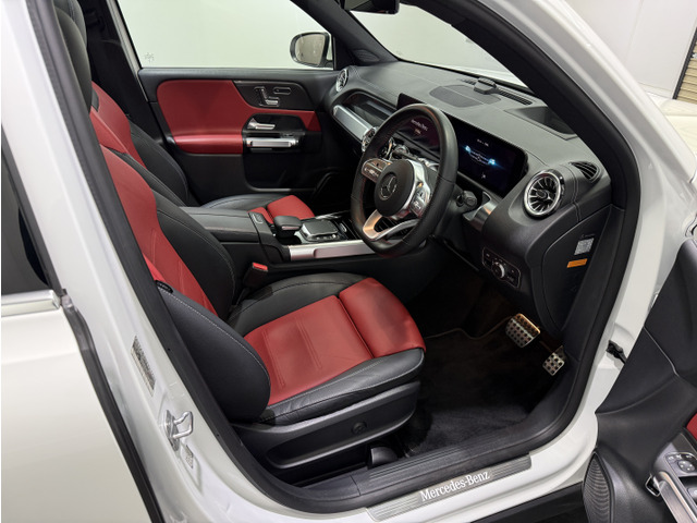 AMGレザーエクスクルーシブPKGのクラシックレッド/ブラックレザーに、カーボン調トリムを使用したインテリアは使用感の無いとても美しいコンディションです。禁煙車ですので清潔感が残っております。