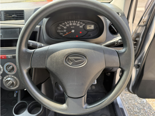 インテリアに合わせたデザインのステアリングは運転しやすい形状、大きさです。