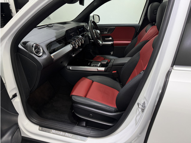 前席左右共にメモリーポジション&シートヒーター機能付のパワーシートが装備されています。レザーの使用感も殆ど無くとても綺麗な状態です。また、64色からお好きな調色が可能なアンビエントライトも装備。