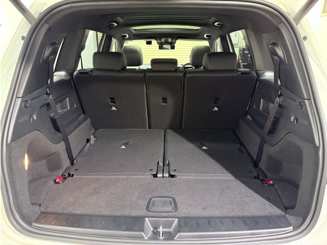 電動開閉式テールゲート。2・3列目のシート展開で荷室容量も500リッター〜1680リッターまで拡大できますので、ゴルフバッグやレジャー用品、旅行バッグなど様々なお荷物を搭載することが可能です。