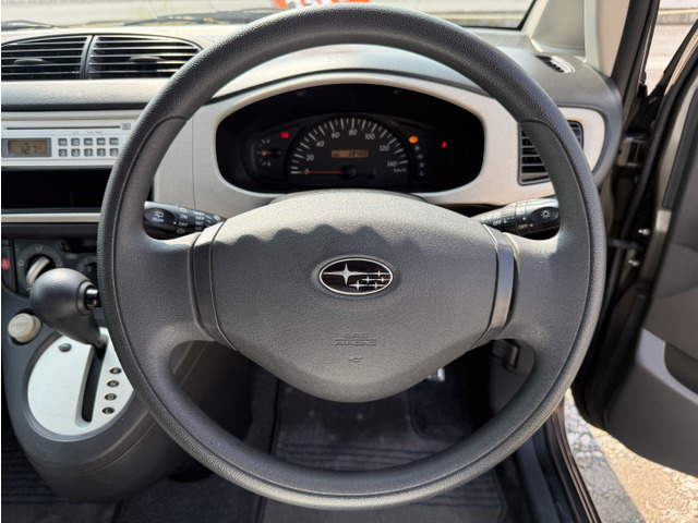 インテリアに合わせたデザインのステアリングは運転しやすい形状、大きさです。