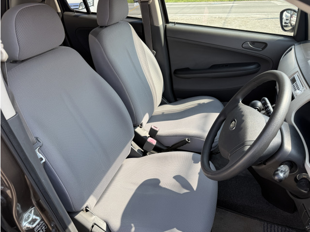運転席シートです。使用感が少なく綺麗です。