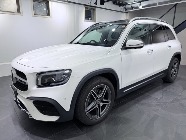 屋内で保管されておりましたので紫外線や雨による影響も受けておらず、ボディパネルや窓枠モール・ルーフレールなども新車時のコンディションを高いレベルで保っております。