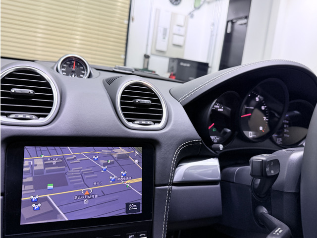 �^�b�`�p�l�����̗p����PCM(�|���V�F�R�~���j�P�[�V�����}�l�W�����g)��SD�i�r�Q�[�V�����V�X�e����AppleCarplay�EBluetooth�@�\�Ȃǂ𓋍ڂ��Ă���܂��B