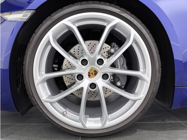 �|���V�F������20�C���`�E718�X�p�C�_�[�A���~�z�C�[���͒ǉ��I�v�V�����ŃV���o�[�h�����{���Ă��܂��B�^�C����8���ȏ�c���Ă��蓖�ʂ̊Ԉ��S���đ��s�\�ł��B