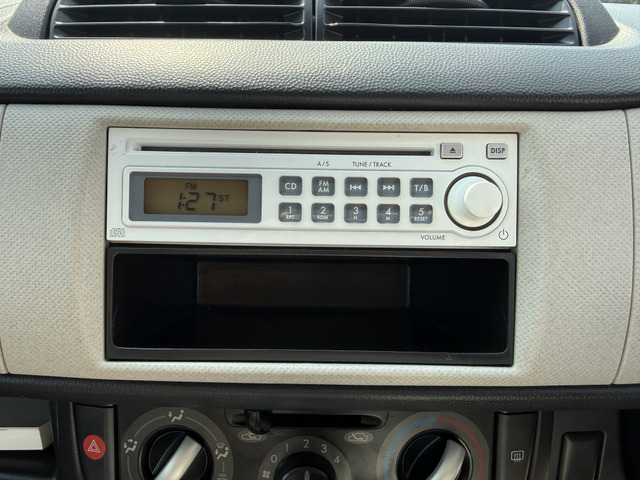 CD、ラジオ装備となります。ナビゲーション、ディスプレイオーディオ、バックカメラ、ETC、ドライブレコーダー取り付けなどもご相談下さい。