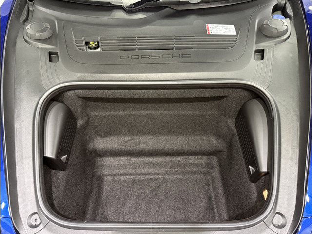 �t�����g�g�����N�⃊�A���Q�b�W�X�y�[�X�ɂ͗e�ʂ����Ղ�̃X�y�[�X���������܂��̂ŁA���o�������̃o�b�O�₨�ו������[���\�ł��B���G���g���[�h���C�u�@�\�őO��̃o���p�[�ɐG��邾���Ń��b�N���������܂��B