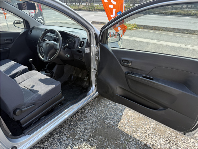 お車は外装、内装クリーニング実施済みです。お客様に心地良く快適にお乗り頂けるように努めています。