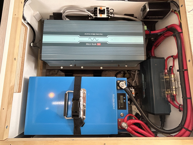 CTEK���s�[�d�� 1700W�C���o�[�^�[ ���`�E���C�I���o�b�e���[200Ah!