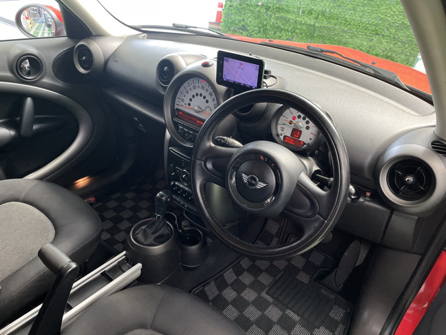 ★徹底した外装クリーニング★エンジンルームの徹底クリーニング 細かい隙間の汚れも歯ブラシを使い徹底クリーニング ドアの内側も徹底クリーニング