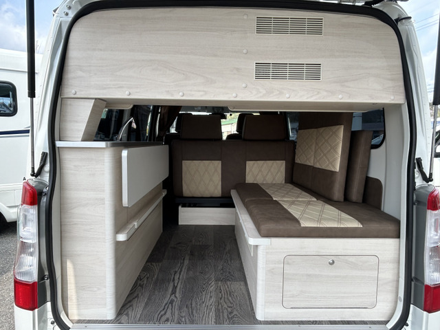 �傫�ȃo�b�N�h�A�ŉו��̏o��������y�X�ł�!