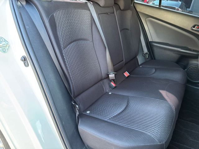 �Z�J���h�V�[�g�͑�l��l������Ă��\���ȃX�y�[�X���m�ۂ���Ă���܂��B