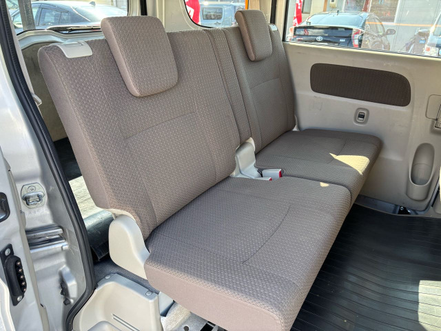 �Z�J���h�V�[�g�͑�l��l������Ă��\���ȃX�y�[�X���m�ۂ���Ă���܂��B