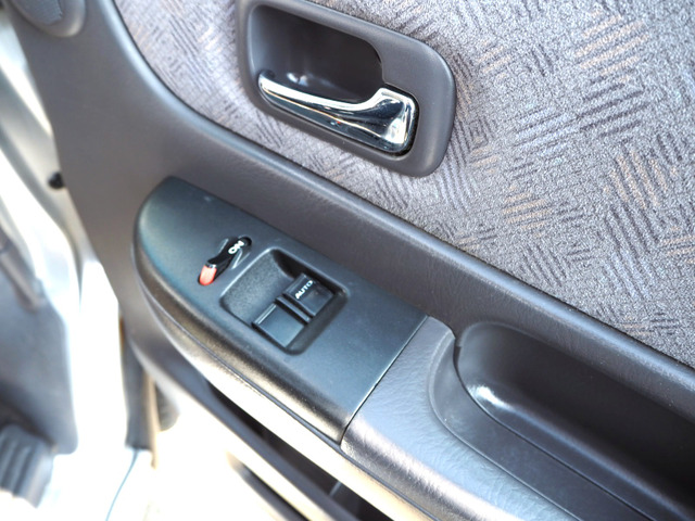 �^�]�ȃh�A�ɂ���^�]�ȁE����Ȃ̃p���[�E�C���h�E�Ƒ����b�N�̃X�C�b�`�ł��B����Ȃ̃p���[�E�B���h�E������ƕ֗��ł��B���Ԃ�1�����ł��B09046440671�ɂď��k�̂��\������҂����Ă��܂�