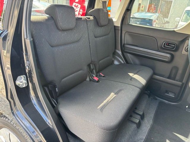 �Z�J���h�V�[�g�͑�l��l������Ă��\���ȃX�y�[�X���m�ۂ���Ă���܂��B