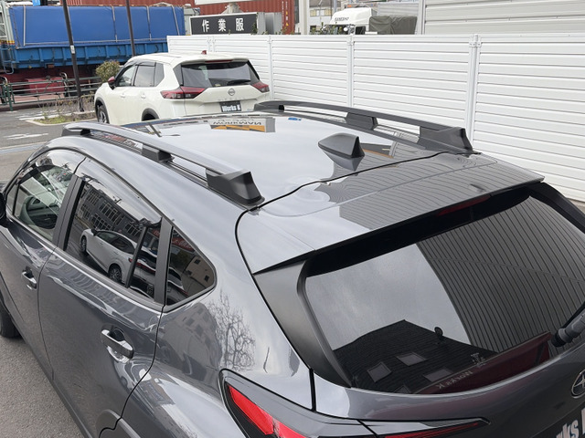 【ルーフ 斜め前】アウトドアの際に大人気装備のルーフレール付きです!!