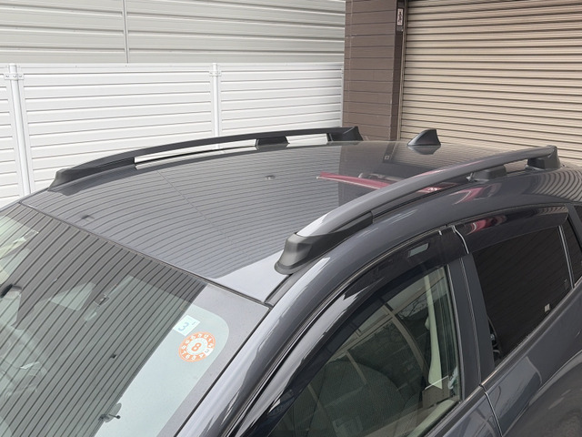 【ルーフ 斜め前】アウトドアの際に大人気装備のルーフレール付きです!!