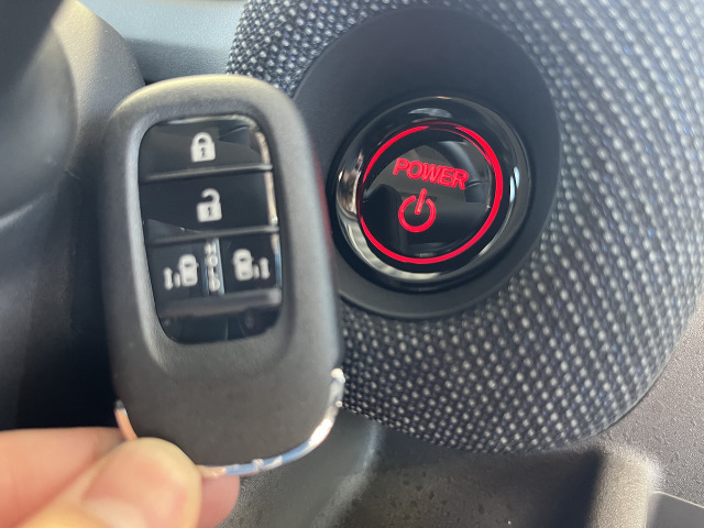 プッシュスタート&スマートキー☆ バックやポケットに入れておいても、施錠やエンジンスタート可能!!