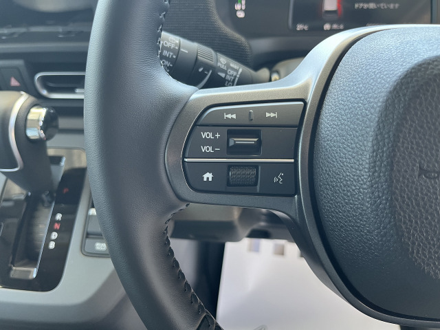 ステアリングリモコン付きでナビも楽々操作可能!! (走行中ナビの操作はステアリングリモコンのみになります。)