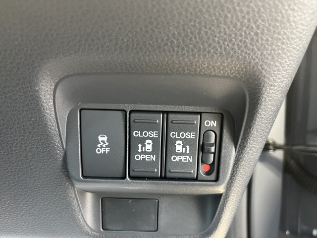 両側パワースライドドアや横滑り防止機能など装備満載☆