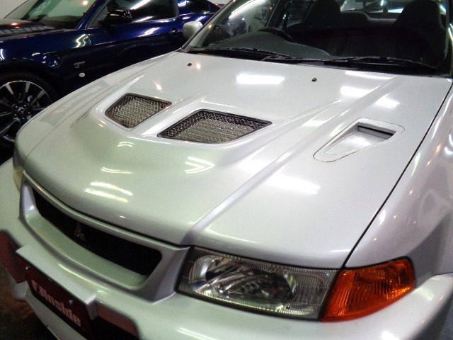 保管状況もよく光沢のあるサテライトシルバーカラーのボディ&透明感の高いクリアヘッドライトです修復部はFバンパー取付部の軽微なもので綺麗に補修され高速走行を含む走行チェック済みでご安心いただけます