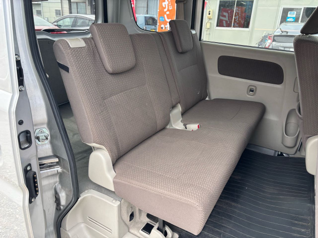 セカンドシートは大人二人が乗っても十分なスペースが確保されております。