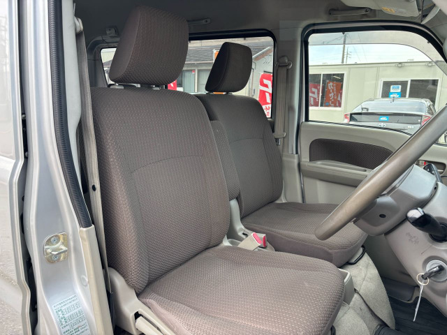 各種ブランドのシートカバーの取り扱いもございます。また、当社オリジナルフロアマットもご用意しております。自慢の愛車をアレンジしてみてはいかがでしょうか。