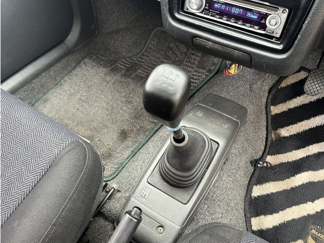 ���X�̓I�[�g�}�̃A���g���[�N�X�ł������O�I�[�i�[�l�ɂ����F�}�j���A���ԂɕύX����Ă���܂��B�V�t�g�̓�����ǂ����₷��1��ɂȂ��Ă���܂��B