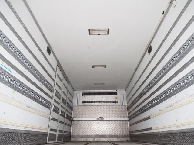 フォワード冷蔵冷凍車