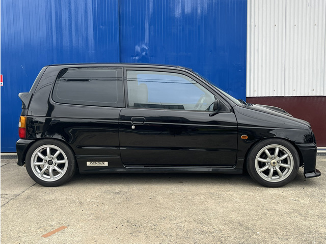 �����ɂ͎ЊO�ԍ����𑕔����Ă���܂��B���������Ƀ��[�_�E��������Ă��茩���ڂ������������ł��B�A���g���[�N�X�͉������Ă��ĂȂ�ڂł��ˁB