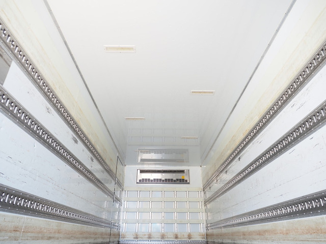 フォワード冷蔵冷凍車