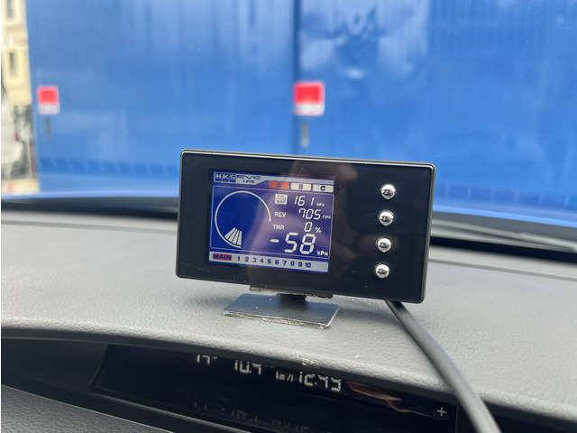 HKS���̃u�[�X�g�R���g���[���[����������Ă���܂��B�^�[�{�Ԃő�؂ȃu�[�X�g�����R���g���[���B����Ԃ����炱�������䂤�ׂ��ȃP�A���K�v�ɂȂ��Ă��܂��B