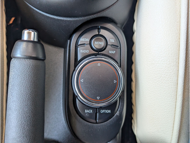 �I���{�[�h�R���s���[�^�[�̑���͉^�]�ȃV�[�g���ɂ���̂ő�������Ղ��ł��B