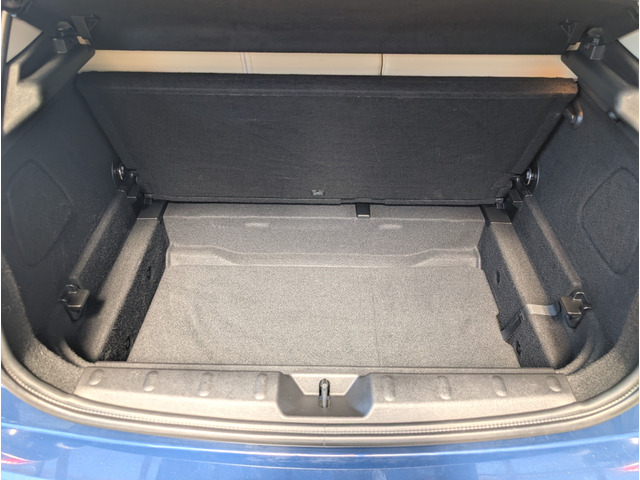 �{�[�h���ɂ����[�X�y�[�X���m�ۂ���Ă܂��B��ԓ���₨�������A�M�d�i�Ȃǎ��[������Ǝg�p�p�r�͗l�X�ł��B