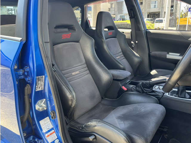 �V�[�g�ɂ̓I�v�V�����̃A���J���^�[��/�v�R���rRECARO���o�P�b�g�V�[�g�����ڂ���Ă���܂��B����͔��ɐl�C�̍����V�[�g�ɂȂ��Ă���܂��B�Ȃ��Ȃ����Ȃ��V�[�g�Ȃ̂ŃI�X�X���̃C���v���b�T�ł��B