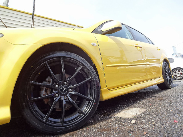 ���C�G���[�̎ԑ̂ɉf����A�u���b�N&�X�|�[�e�B�[�ȃz�C�����`���C�X��