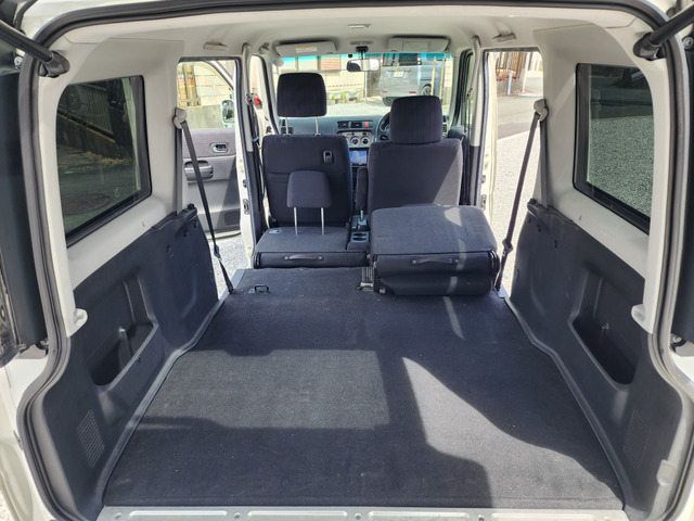 リアシートを倒すと荷室をフラットにできます!