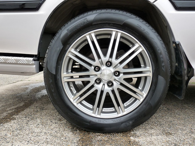 �f�U�C���̗ǂ��G���P�C17�C���`�A���~�z�C�[����NEW�^�C�������s�����[215/60R17