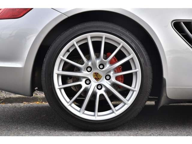 �y�C�����ǂ����[�Ԓv���܂��z�d�グ���X�^�b�t�ɂ��A��p�|���b�V���[�ɂ��{�f�B�̖����d�グ�A�z�C�[���A�^�C���n�E�X�����̐��|�A�����̍R�ۃN���[�j���O�A�e���X�C�b�`�A�n���h���A�ו��̐��|���s���܂��B