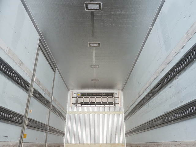 ギガ冷凍冷蔵車