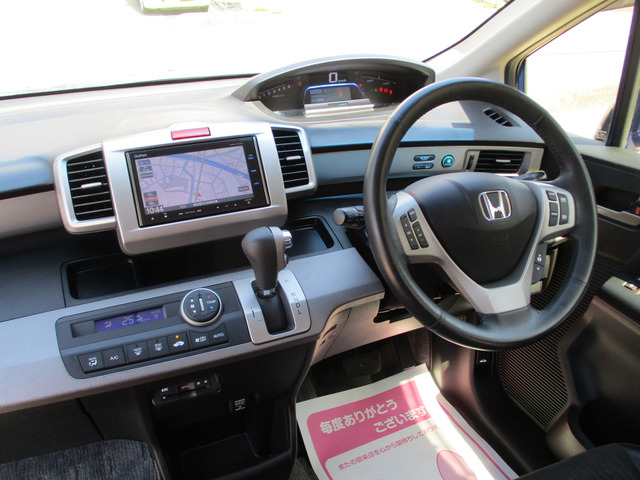 フリードハイブリッド1.5 プレミアムエディション