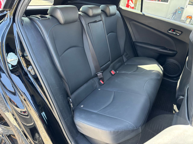 �Z�J���h�V�[�g�͑�l��l������Ă��\���ȃX�y�[�X���m�ۂ���Ă���܂��B