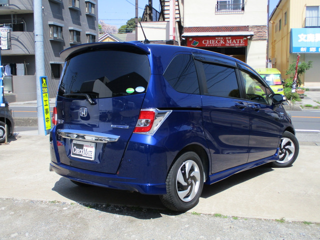 フリードハイブリッド1.5 プレミアムエディション