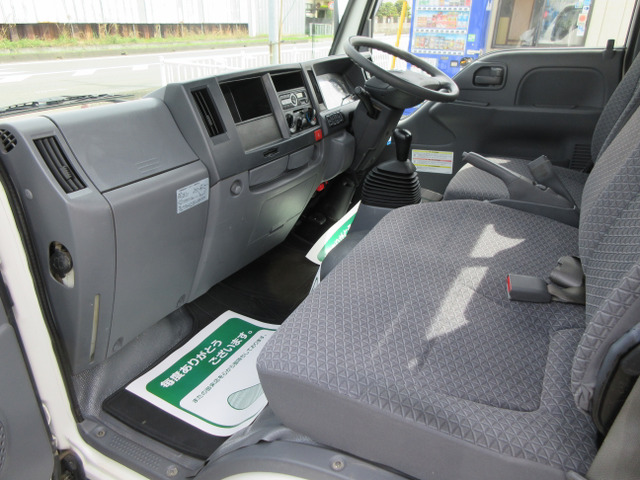 ☆内装・助手席廻りです☆3人乗車になります☆