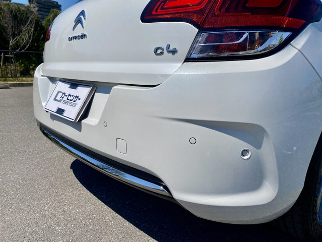フロントは4つリアは6つ付いてます。駐車時の大きな安心ですよね!