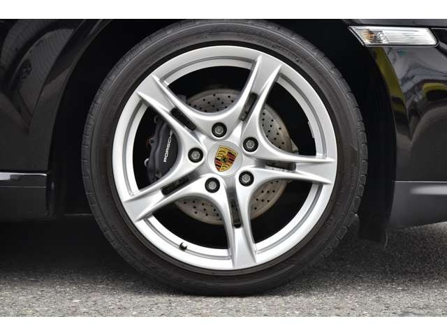 �y�C�����ǂ����[�Ԓv���܂��z�d�グ���X�^�b�t�ɂ��A��p�|���b�V���[�ɂ��{�f�B�̖����d�グ�A�z�C�[���A�^�C���n�E�X�����̐��|�A�����̍R�ۃN���[�j���O�A�e���X�C�b�`�A�n���h���A�ו��̐��|���s���܂��B